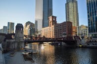 芝加哥天际线拥有现代摩天大楼，以及阳光下闪耀的芝加哥河