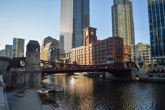 芝加哥天际线拥有现代摩天大楼，以及阳光下闪耀的芝加哥河