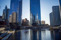 芝加哥现代建筑的景色令人惊叹，白天河面上的倒影尤为迷人