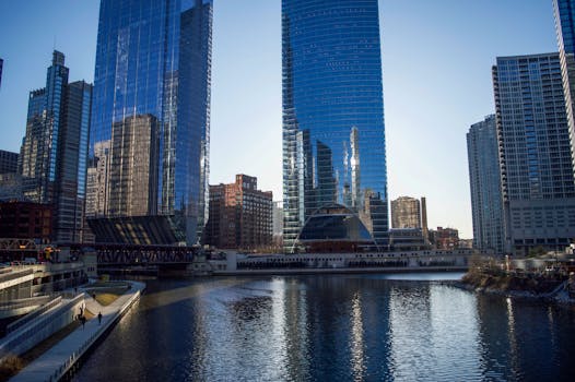 芝加哥现代建筑的景色令人惊叹，白天在河面上倒映