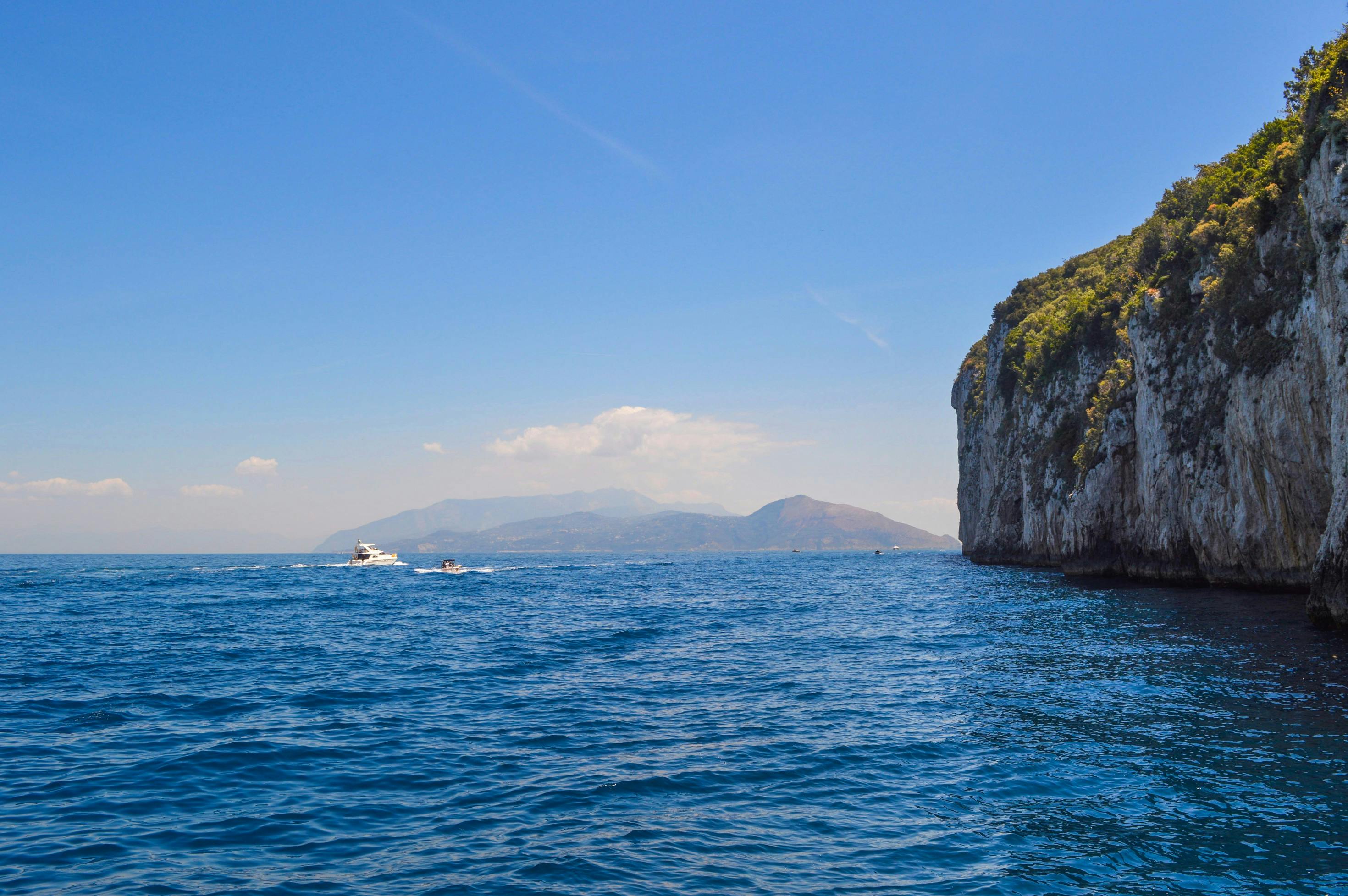 海滩附近的岩石
