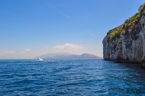 Îlot Avec Fond De Montagne