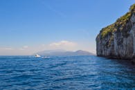 圣托里尼岛的悬崖和蔚蓝大海的壮丽景色，晴朗的天空和遥远的岛屿