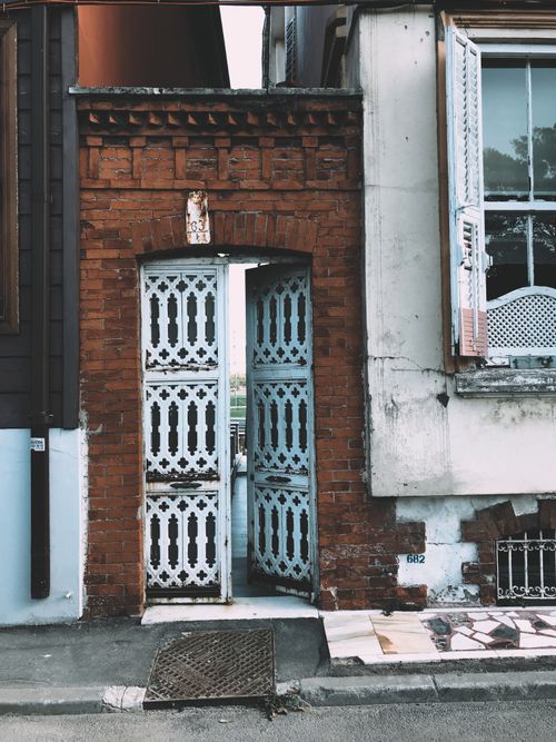Free Vintage-style doorway in Fatih, Istanbul showcasing classic Turkish architecture. Stock Photo