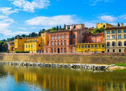 Edificios Amarillos Y Naranjas Cerca Del Río