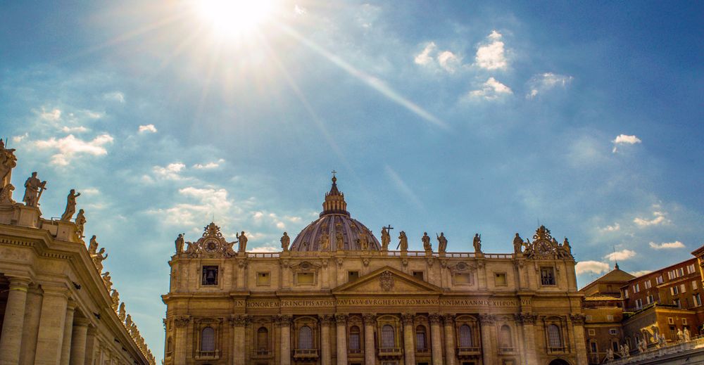 Bazilica Sfântul Petru din Vatican, sub un cer luminos