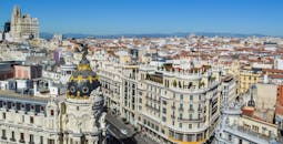 在晴朗的蓝天下，马德里格兰维亚的历史建筑呈现出令人惊叹的鸟瞰图