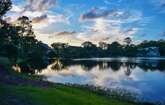 在佐治亚州萨凡纳，美丽的日落映照在风景如画的家园、郁郁葱葱的树木和宁静的湖泊上