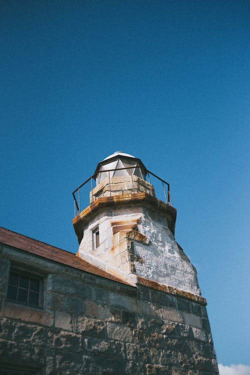 Kostenloses Stock Foto zu backsteinmauer, beton, blauer himmel