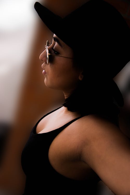 бесплатная Женщина в черной майке и солнцезащитных очках Стоковое фото