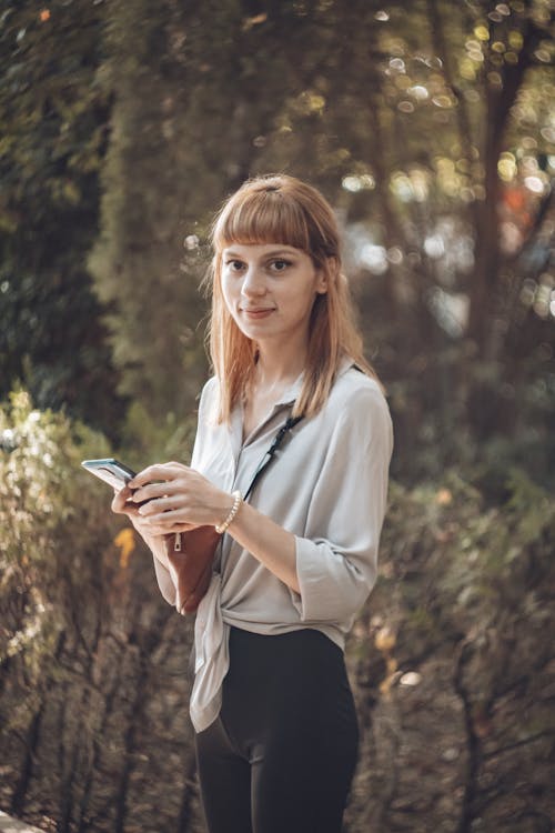 Free Woman Holding a Smartphone Stock Photo