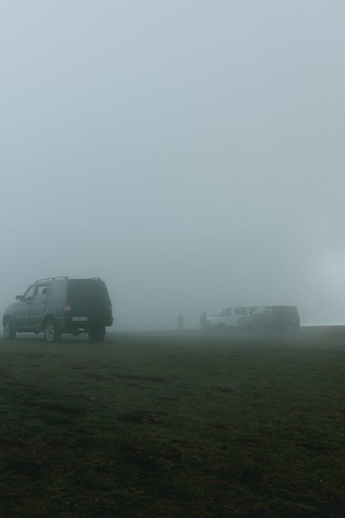 Darmowe zdjęcie z galerii z mglisty, pionowy strzał, pojazdy