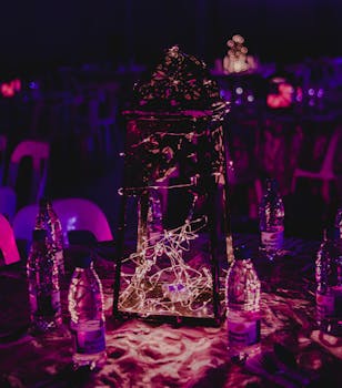 优雅的夜间活动，配有装饰灯和桌上彩色照明的中心装饰品