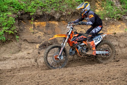 Photos gratuites de casque, chemin de terre, dirt bike