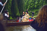 一对穿着传统和服的夫妇在风景优美的户外乘船之旅中拍照