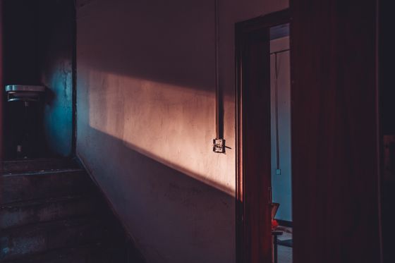 Sunlit corridor doorway, photo by yu zhou on Pexels