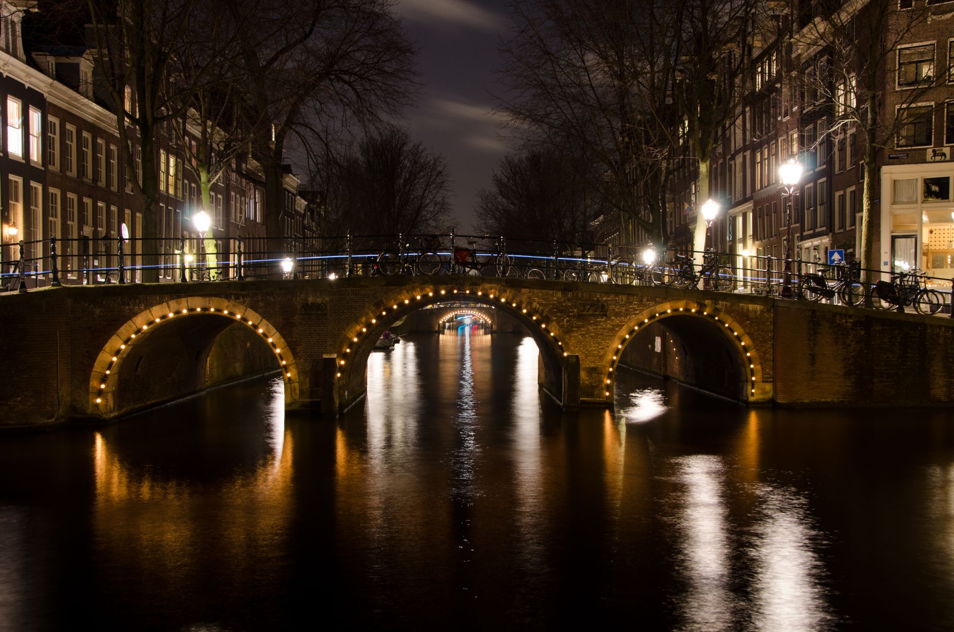 Amsterdam'da bir parkta gece vakti bisiklet yolu