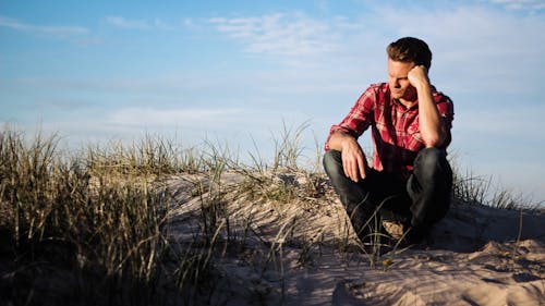 Photographie De Mise Au Point Peu Profonde D'un Homme Portant Un Polo Rouge