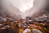 南非开普敦的山景雾气蒙蒙，有岩石和草地