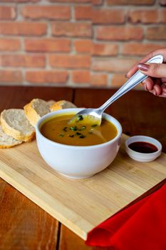 Potage à l'oignon français avec une touche d'originalité