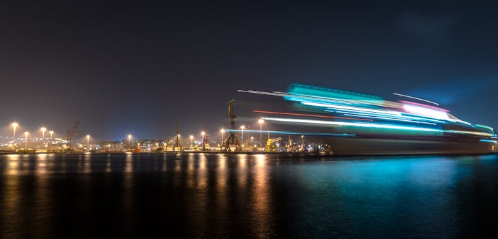 这张长时间曝光的夜间港口照片呈现出戏剧性的光线轨迹和反射效果