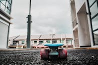 滑板置于潮湿的人行道上，以现代建筑捕捉都市氛围