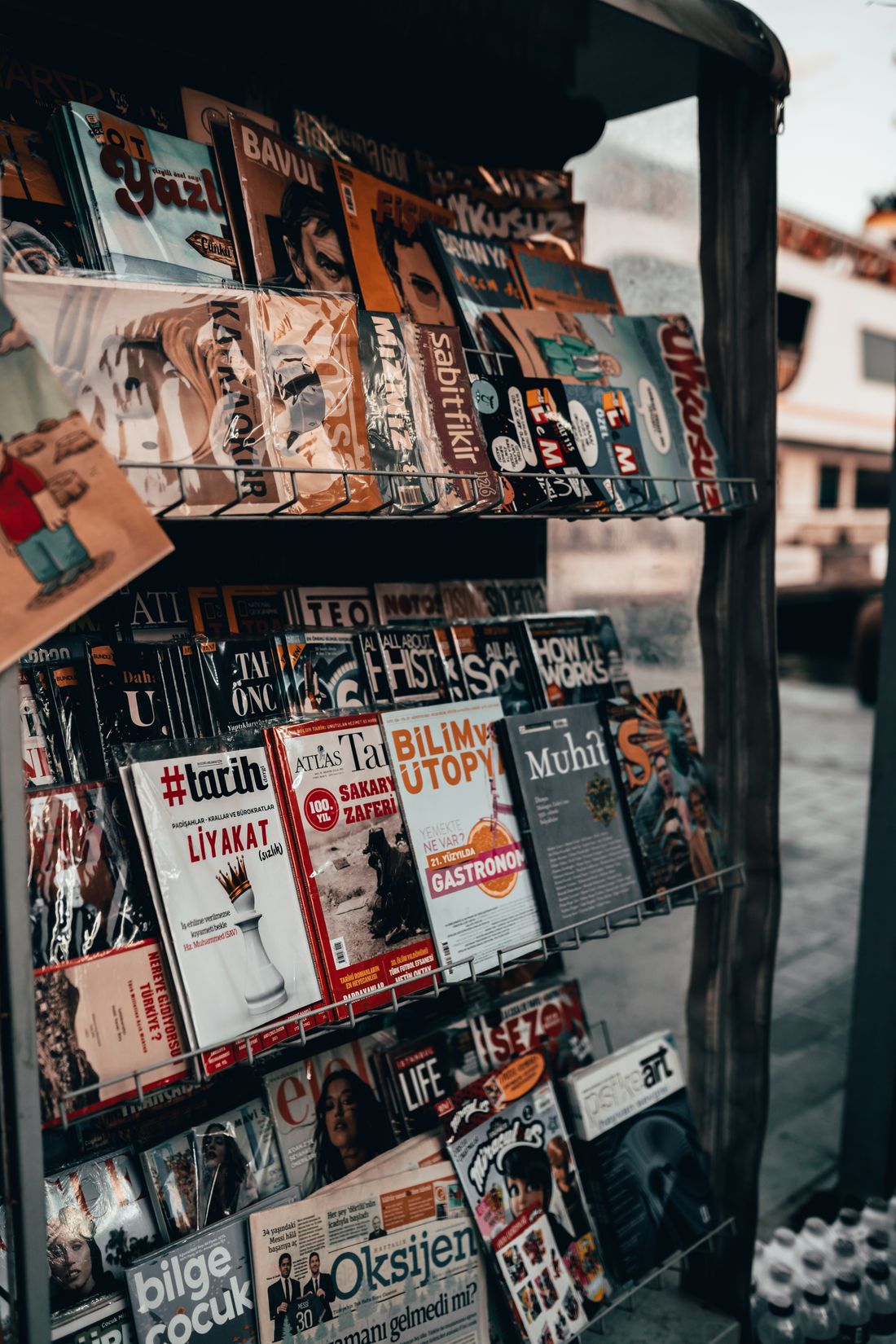 Zeitschriften an einem Straßenstand – Print erreicht Menschen dort, wo kein Adblocker greift.