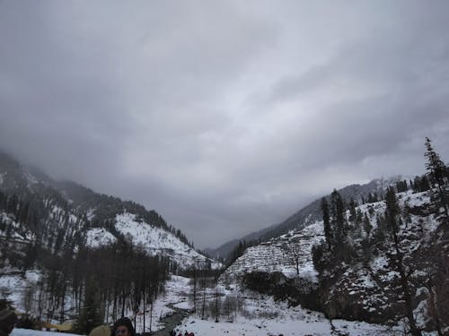 Foto Grayscale Gunung Yang Ditutupi Salju