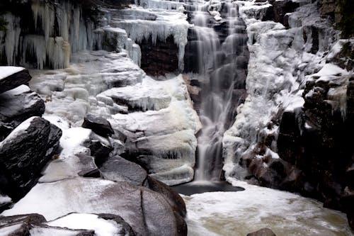 Immagine gratuita di cascata, congelare, congelato