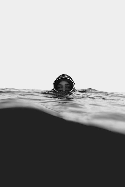 Fotobanka s bezplatnými fotkami na tému čierny a biely, mávať, pod vodou