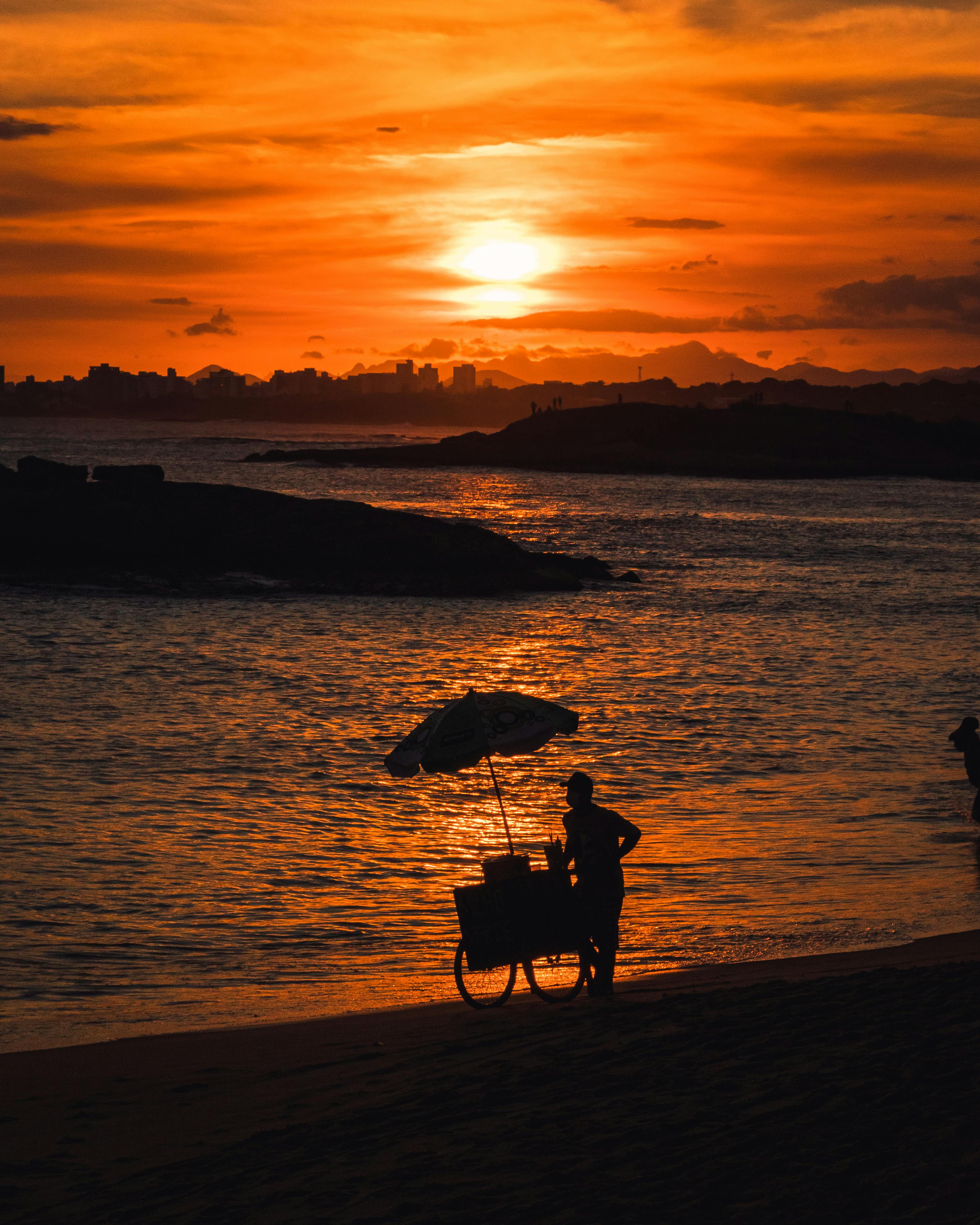 フィールドに立っている人のシルエット 無料の写真素材