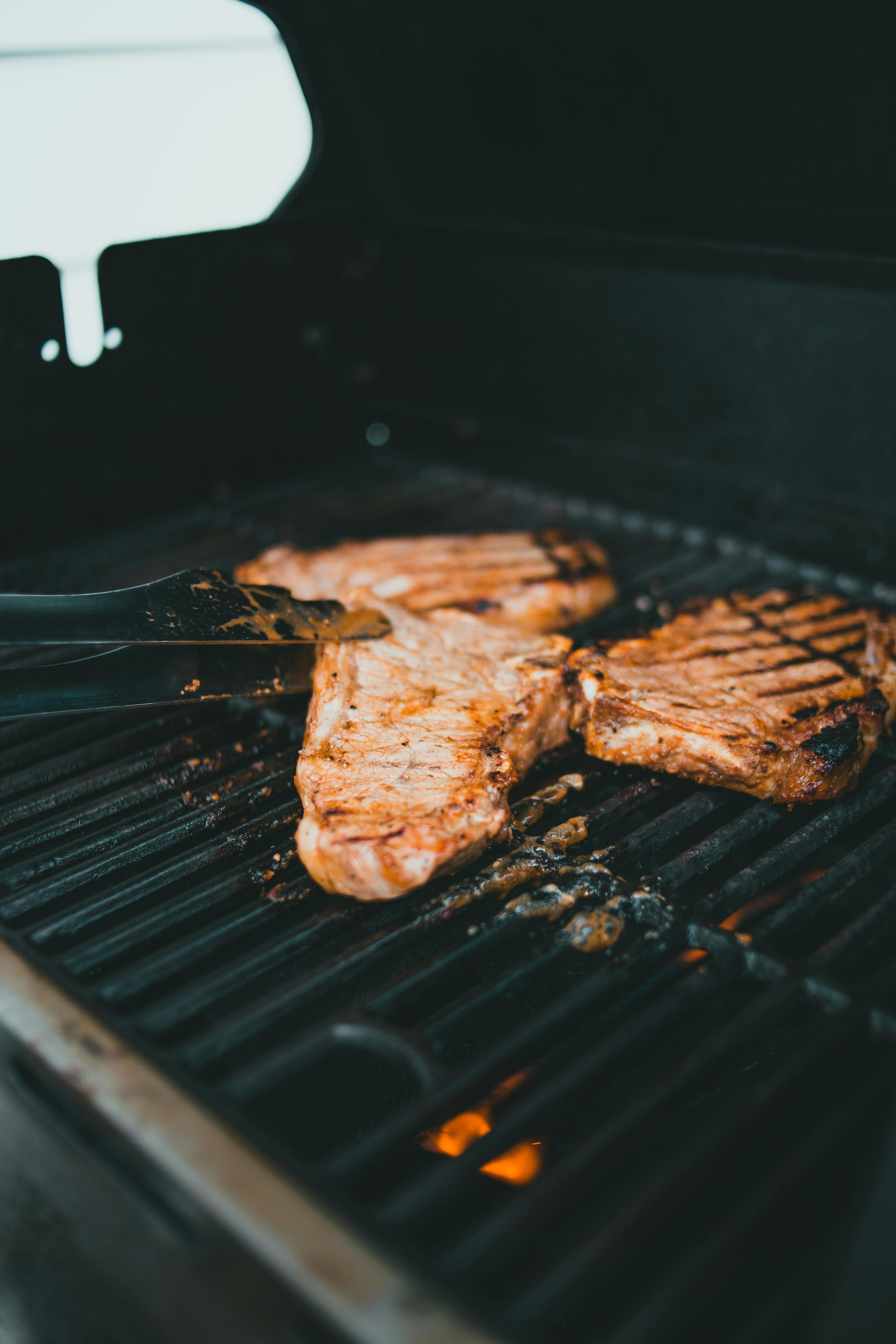 Shallow Focus Photo of Patties on Grill · Free Stock Photo