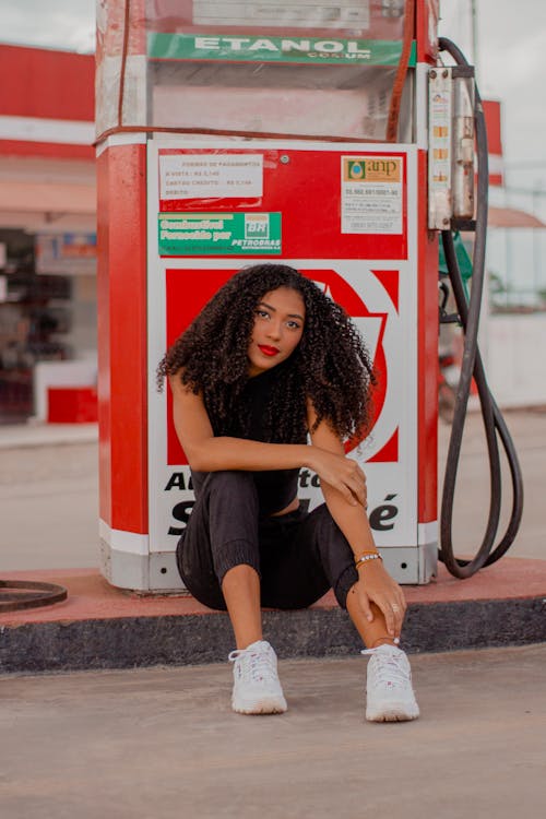 Afro, benzin istasyonu, benzin pompası içeren Ücretsiz stok fotoğraf