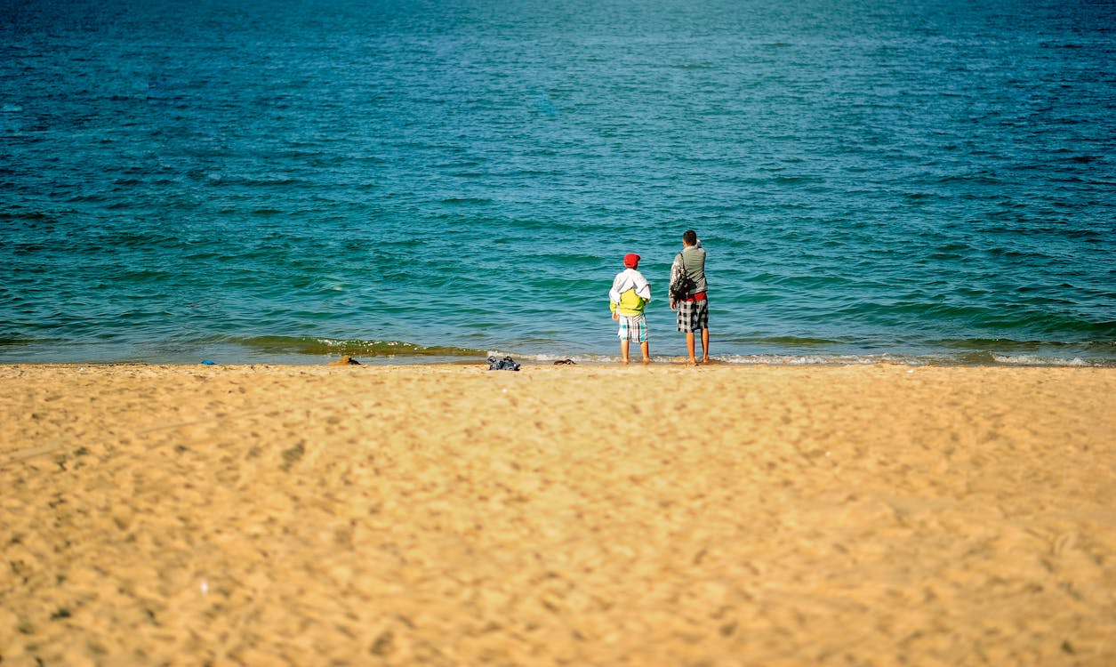 Twee Personen Staan In De Buurt Van Het Strand