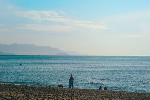 宁静的海滩上，人们在夏日海边享受时光，非常适合旅行和休闲主题