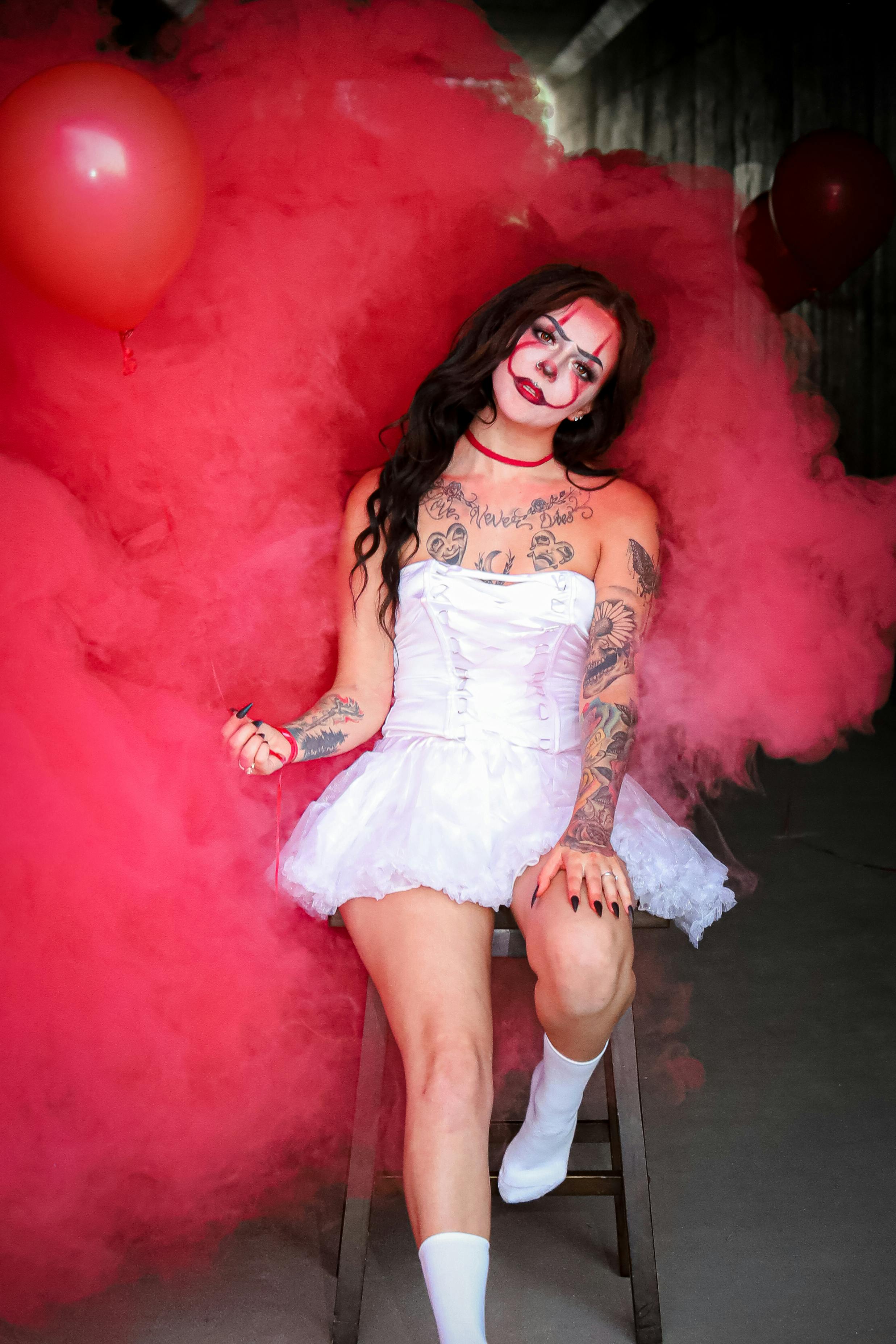 Ücretsiz Beyaz Elbiseli Kadın Kostümü Stok Fotoğraflar