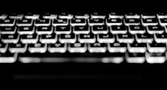 黑白特写的背光键盘图像，展示按键和字母