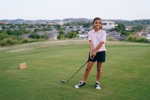 бесплатная Бесплатное стоковое фото с девочка, держать, клюшка для гольфа Стоковое фото