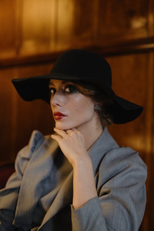 Free Woman with Red Lips in Wide-brimmed Hat  Stock Photo