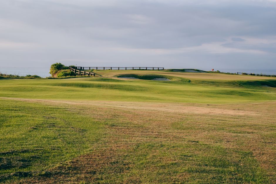 Golfbaan aan de Atlantische kust met green en vlag