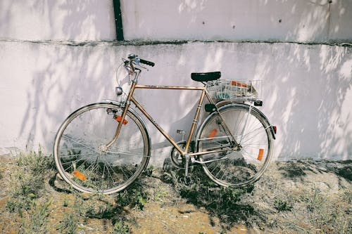 Fotobanka s bezplatnými fotkami na tému bicykel, stena, zaparkovaný
