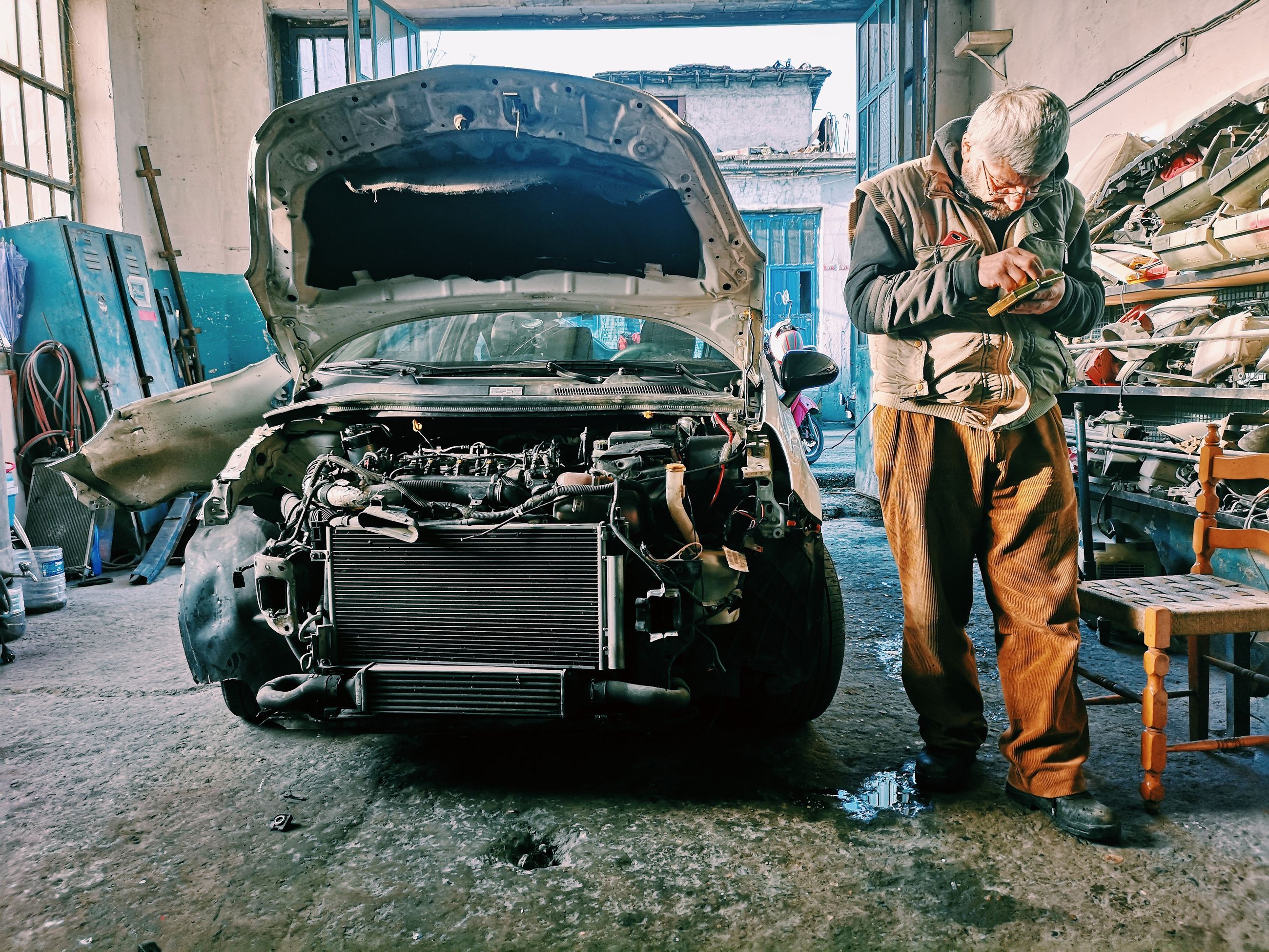 Mécanicien travaillant sur une voiture dans un atelier