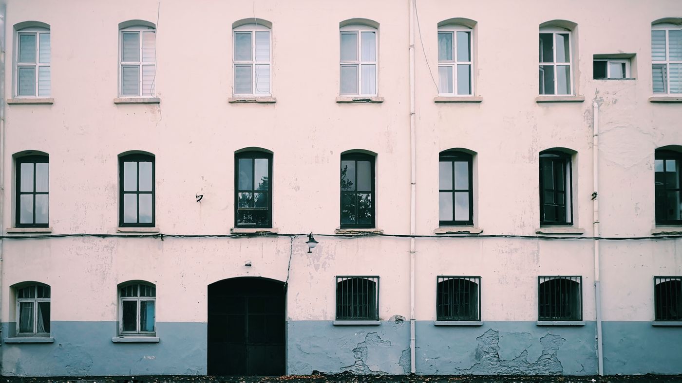 Symmetrical windows across a painted apartment facade — photo by Ahmet Onur Yeygün on Pexels