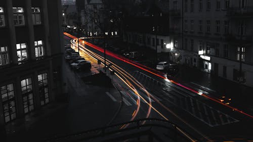 沥青路面上汽车大灯的定时摄影