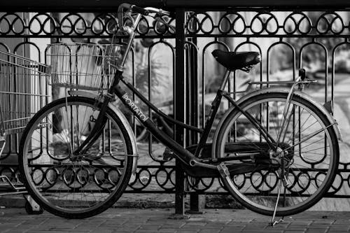 Immagine gratuita di arte di strada, bianco e nero, bicicletta
