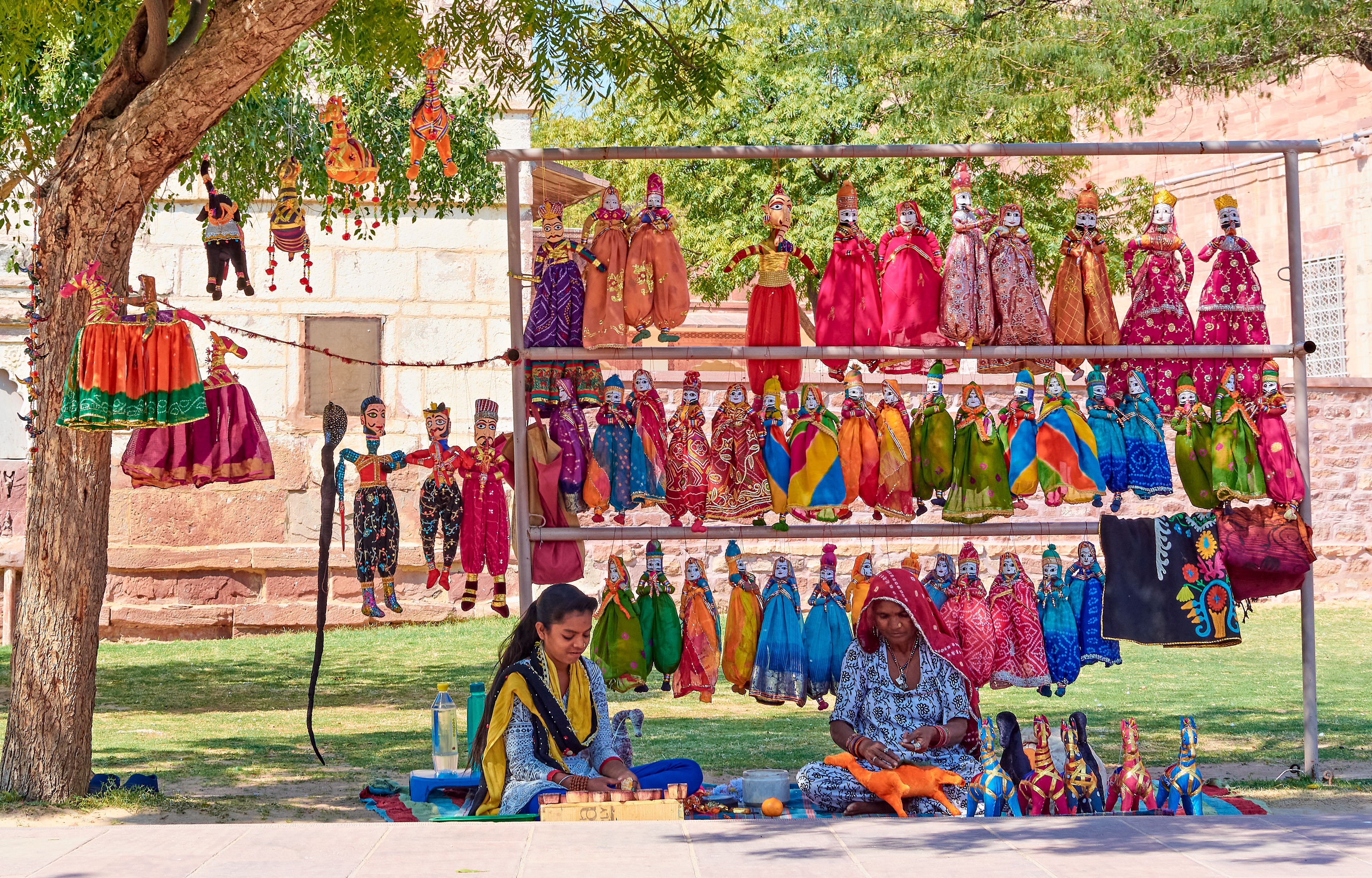 Colourful Puppets displays in Jaisalmer Market | yatrapur.com
