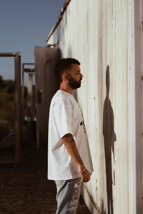 Foto profissional grátis de barba, camisa branca, de pé