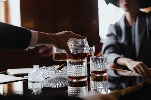 Kostnadsfri bild av alkoholist, bord, cognac
