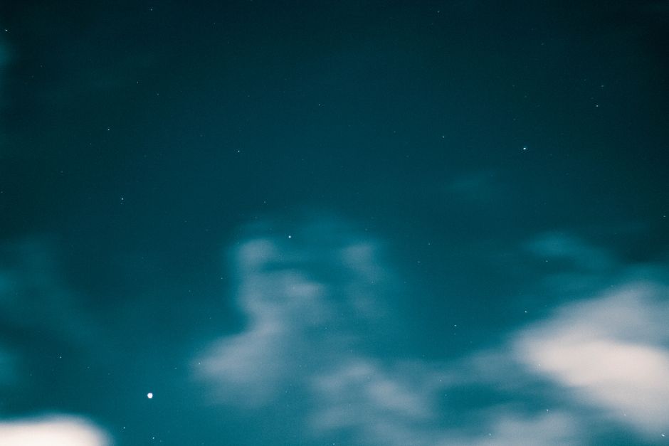 A captivating night sky with stars and clouds over Karachi, creating a serene atmosphere.