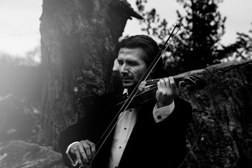 남자 바이올린 연주의 회색조 사진